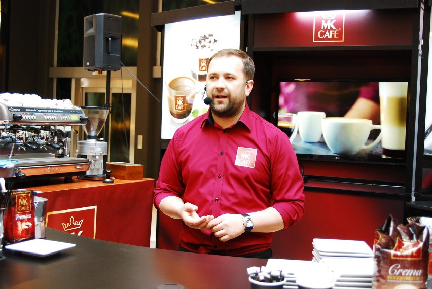 Marcin Rusnarczyk, barista pokazuje jak parzyć kawę