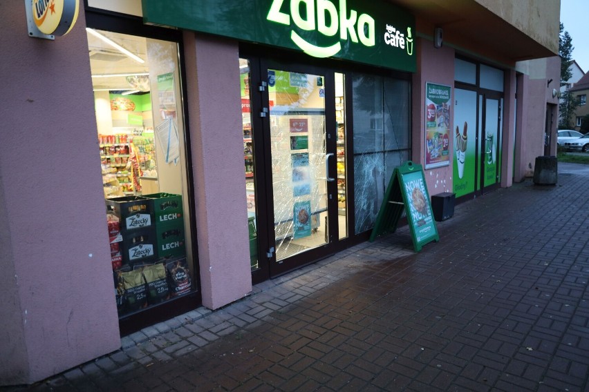 Nocny atak na sklep Żabka w Szczecinku [zdjęcia]