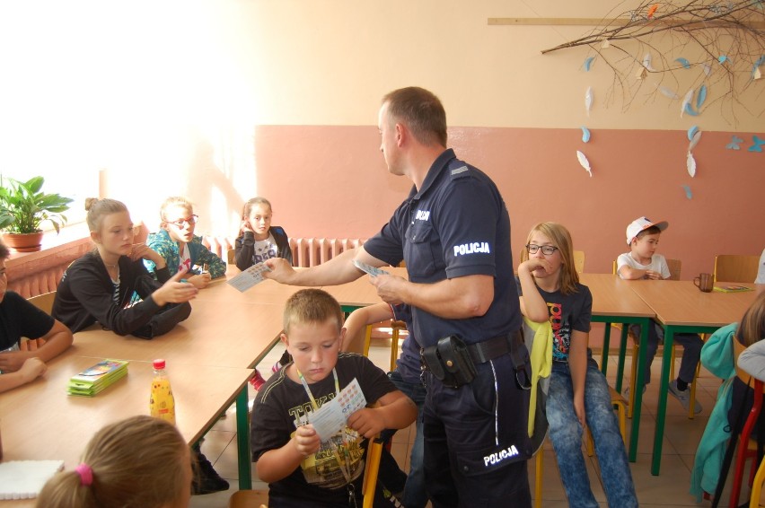 Policjanci mówią dzieciom o bezpieczeństwie