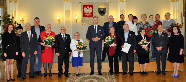 W sali Przemyskiej Biblioteki Publicznej odbyło się wyjątkowe spotkanie, podczas którego prezydent Wojciech Bakun złożył czterem szczęśliwym parom z Przemyśla, najserdeczniejsze życzenia wielu kolejnych lat w miłości, wzajemnym zrozumieniu, zdrowiu i nieustającym szczęściu. Prezydent Bakun wręczał medale za długoletnie pożycie po raz pierwszy. Przejęty i szczerze wzruszony podkreślił, że jest to dla niego największy zaszczyt.

Podczas uroczystości Medale za Długoletnie Pożycie Małżeńskie otrzymali: Krystyna i Mieczysław Komanieccy, Helena i Kajetan Chaliccy, Krzysztofa i Jerzy Siepiołowie, Bronisława i Stanisław Mahunikowie.