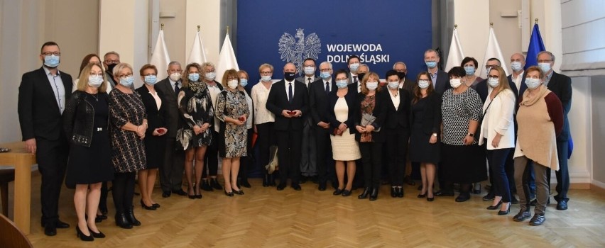  Wojewoda Jarosław Obremski odznaczył pracowników legnickiego szpitala
