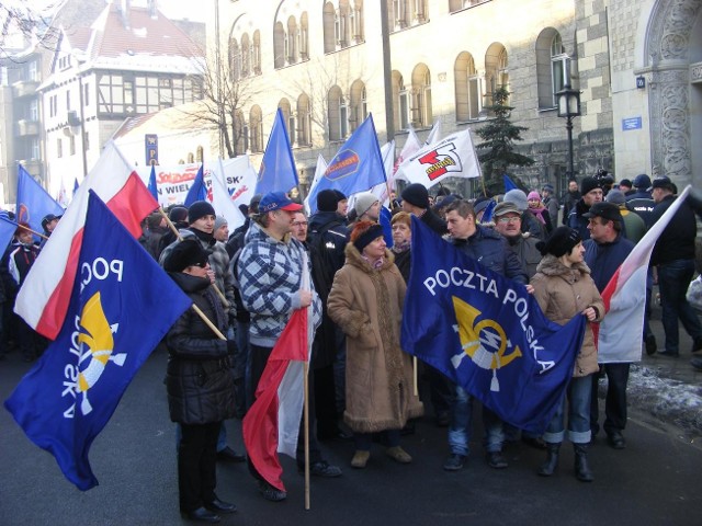 Na początku marca w Poznaniu przeciwko planowanym zwolnieniom grupowym i likwidacji części urzędów pocztowych protestowało około 300 związkowców z Poczty Polskiej