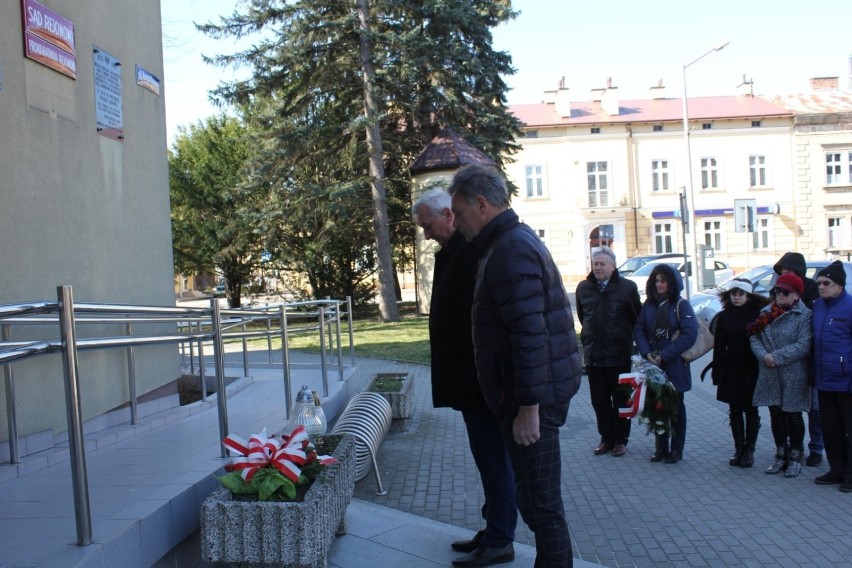 Uczestnicy złożyli kwiaty i zapalili znicze pod tablicą...