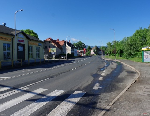 Ulica Wolności to jedna z głównych ulic w Jeleniej Górze. Na jej kompleksowy remont miasto nie ma pieniędzy.