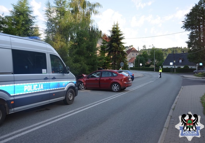 Czołowe zderzenie w Jedlinie-Zdroju. Trzy osoby trafiły do szpitala [ZDJĘCIA]