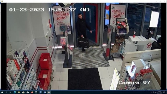 Policjanci ze Skarżyska-Kamiennej poszukują podejrzanego o kradzież w drogerii. Publikują jego wizerunek, uwieczniony przez sklepowy monitoring.
