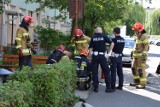 Pożar w bloku przy ul. Łokietka w Sieradzu. Jedna osoba trafiła do szpitala. Jakie straty? ZDJĘCIA