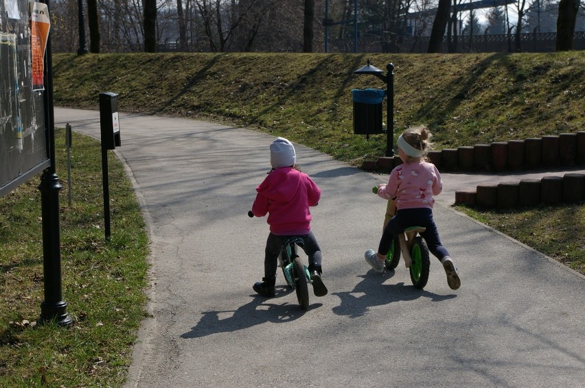 Park daje radość spacerowiczom w każdym wieku