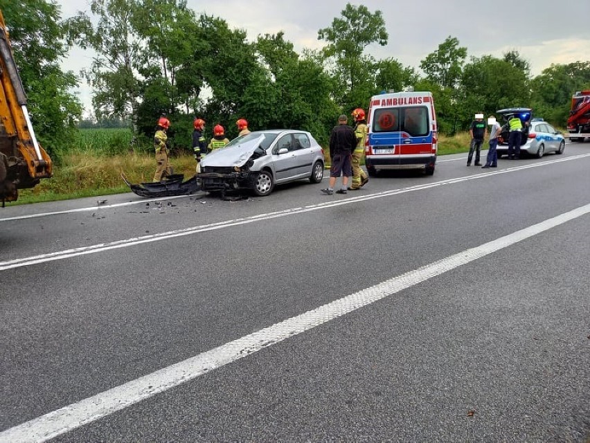 Na DK 10 w okolicach Żuchowa doszło do zderzenia samochodu...
