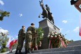 Uroczyste złożenie kwiatów pod pomnikiem Józefa Piłsudskiego w Kielcach. Uczczono Święto Wojska Polskiego [ZDJĘCIA]