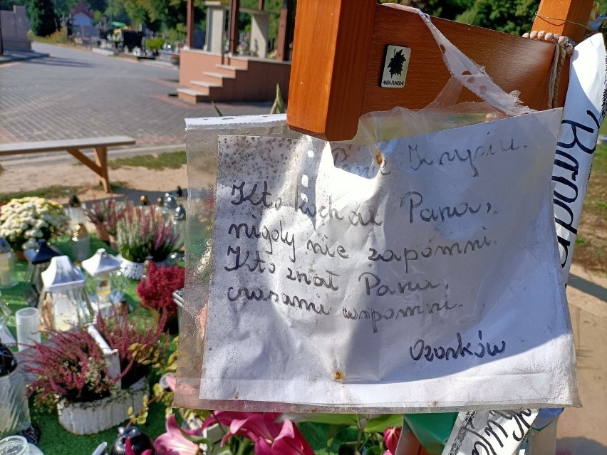 Syn Krzysztofa Krawczyka na grobie ojca. Krzysztof Krawczyk junior odwiedził grób taty w dniu 75 urodzin