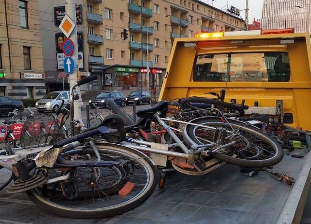 Straż miejska usuwa z wrocławskich ulic "rowerowy szrot". Gdyby ktoś chciał odebrać taki wrak roweru, może to jeszcze przez jakiś czas zrobić
