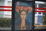Konin. „Sztuka nas szuka” z Krystyną Ruminkiewicz. W przestrzeni naszego miasta pojawiły się urzekające portrety kobiet