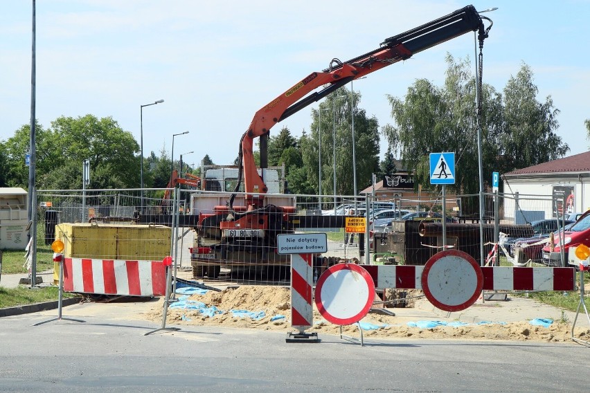 Będzie sieć sanitarna przy ul. Głównej. – Nie widać robotników, niepotrzebnie zamknęli ulicę - mówi Czytelnik. MPWiK: sieć jest układana