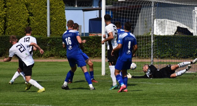 IV liga piłkarska w Małopolsce, 27 sierpnia 2022: Unia Oświęcim - Wiślanie Jaśkowice 0:3. Na zdjęciu: Bartosz Tetych (nr 21, biała koszulka), zdobywa pierwszą bramkę dla Wiślan w Oświęcimiu.