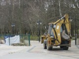 Posztormowe prace porządkowe na promenadzie w Ustce