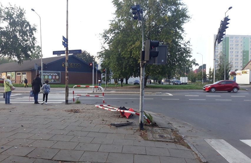 Nie wyrobiła na zakręcie. Rozbite auto, zniszczone barierki, 20-latka z mandatem  