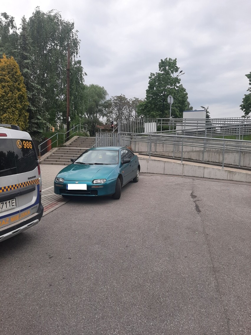 Tarnów. Tak się parkuje w Tarnowie. "Mistrzowie parkowania" zostawiają swoje samochody, gdzie popadnie [ZDJĘCIA MAJ]