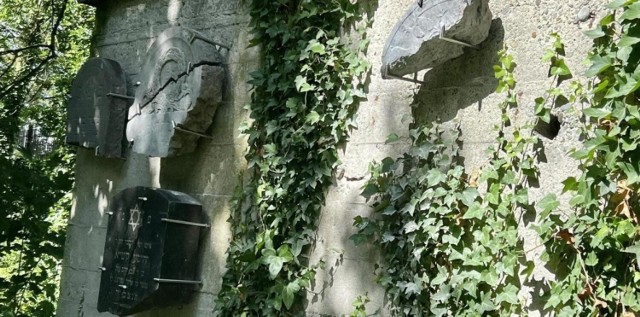 W ramach projektu "Bunkier Pamięci" na poniemieckim schronie znajdującym się na cmentarzu żydowskim w Oświęcimiu umieszczone zostaną fragmenty zniszczonych przez Niemców macew