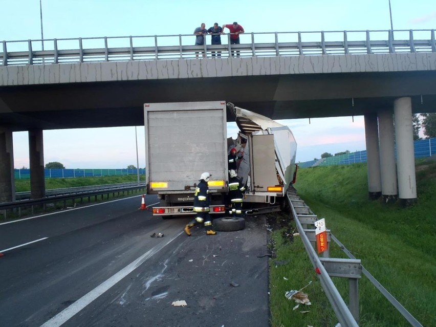 Września: Zderzenie TIRów na autostradzie A2 [ZDJĘCIA]
