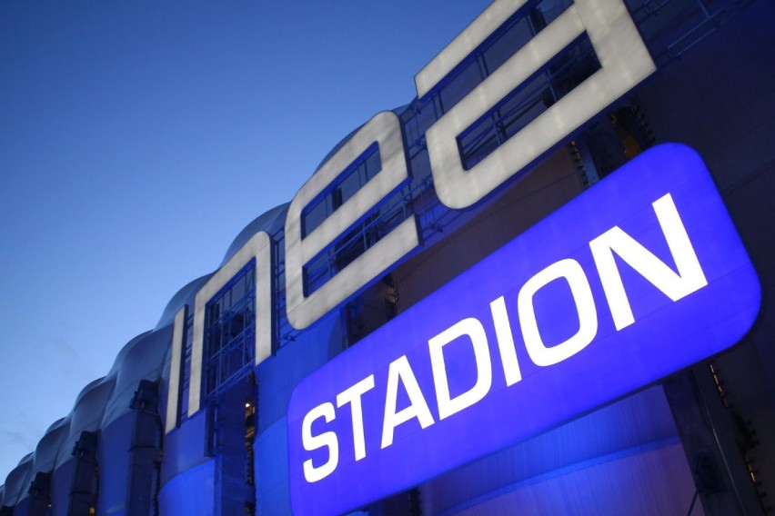 Inea Stadion - Olbrzymi napis na stadionie już podświetlony