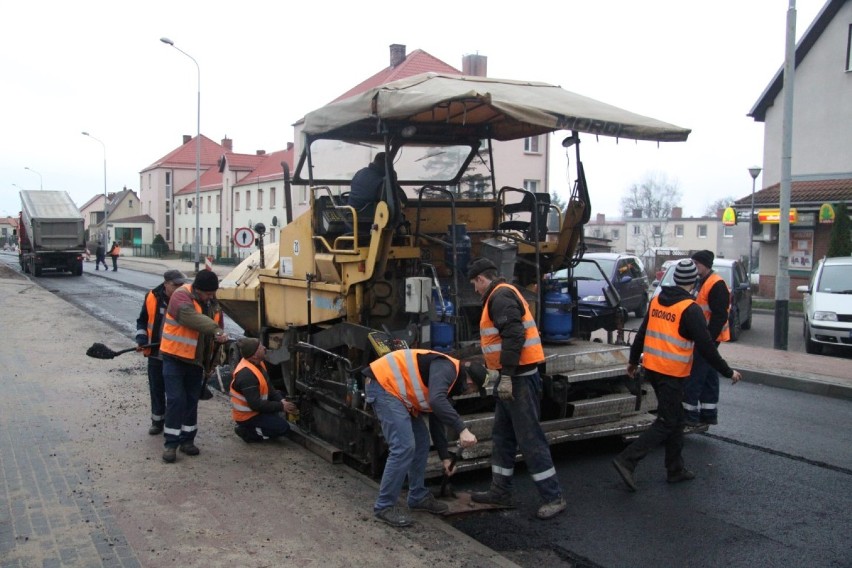 Trwa remont ulicy Gdańskiej w Bytowie. Kierowcy wciąż muszą liczyć się z utrudnieniami 