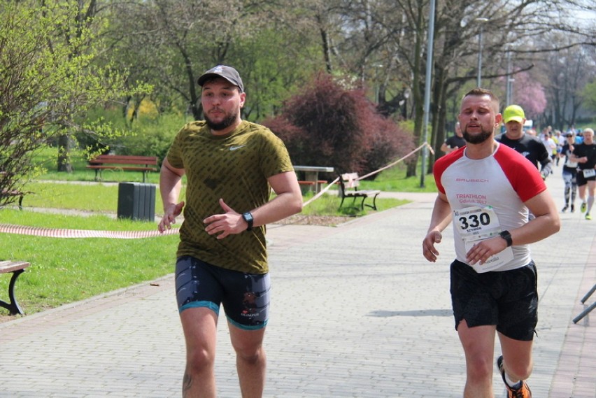 Półmaraton Dąbrowski 2019: prawie 1250 biegaczy na trasie