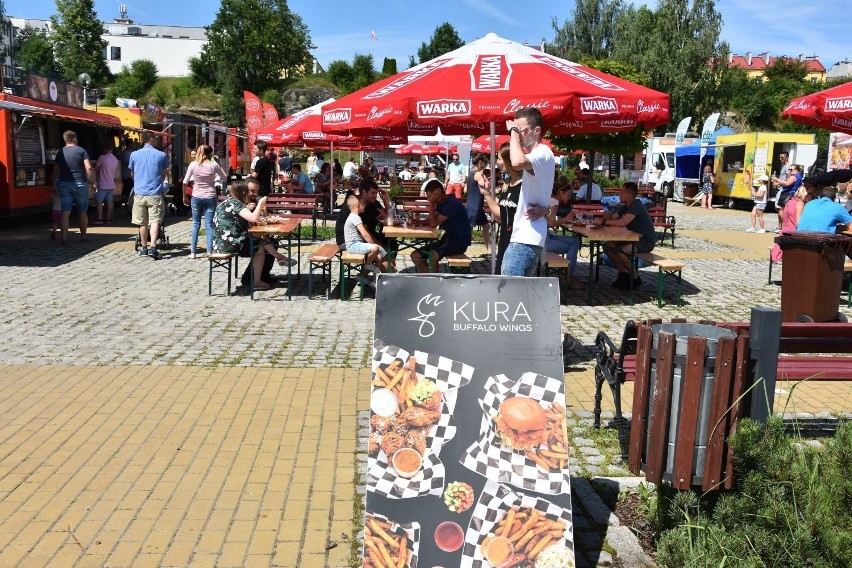 Plac pod Skałkami oblegany przez mieszkańców Starachowic. Street Food Festival bije rekordy popularności