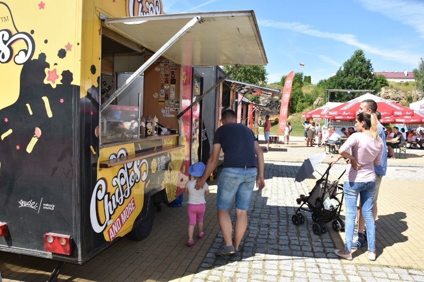 Plac pod Skałkami oblegany przez mieszkańców Starachowic. Street Food Festival bije rekordy popularności