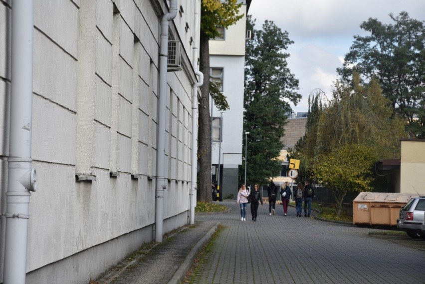 Studenci z uśmiechem i nadzieją rozpoczynają nowy rok...