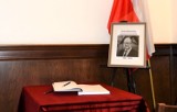 Księga kondolencyjna w magistracie. Prezydent zabierze ją do Gdańska 