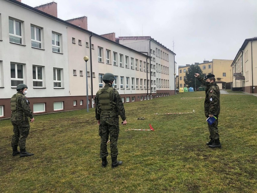 Końcowy egzamin klas mundurowych w staszowskim liceum. Było rzucanie granatami i strzelanie do tarczy 