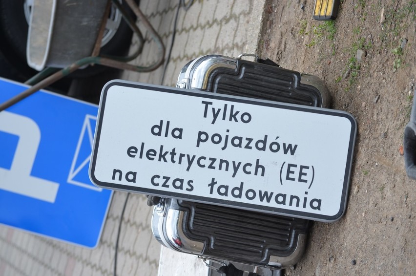 Głogów: Montowana jest pierwsza w mieście stacja ładowania samochodów elektrycznych 