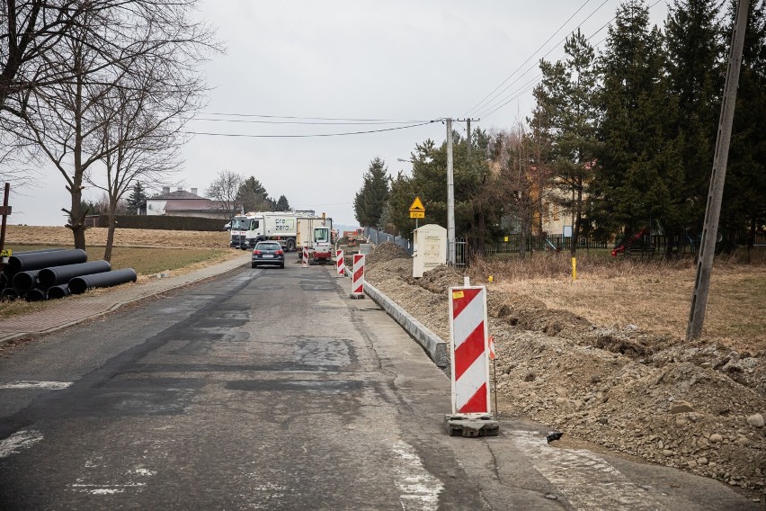 W Łużnej ruszyły już remonty blisko 4 kilometry dróg...