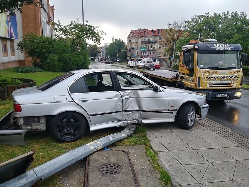 Auto uderzyło w latarnię przy galerii Ascana w Gorzowi