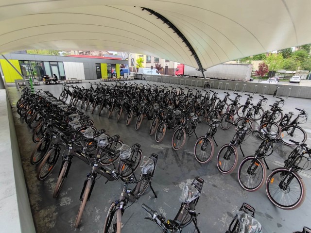 Po elektrycznych autobusach w Jaworznie przyszedł czas na bazę rowerów elektrycznych. Jaworznicki System Roweru Miejskiego Javelo ma wystartować w czerwcu. Z wynajmu długoterminowego skorzysta 171 osób, 50 rowerów przeznaczonych zostanie na wynajem krótkoterminowy.