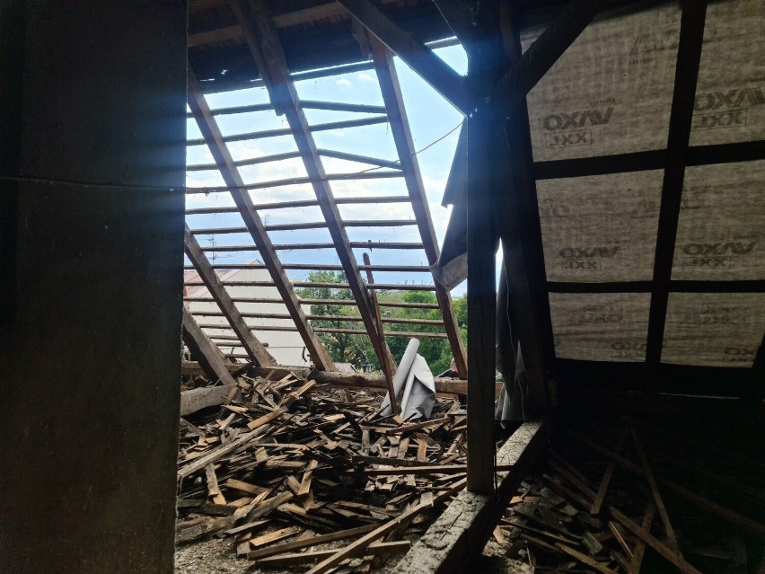 Rozpoczęła się wymiana dachu na miejskim ratuszu w Opatowie. Zobacz zdjęcia