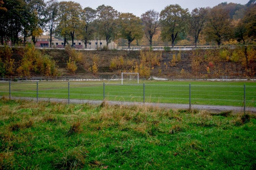 Stadion na Nowym Mieście ma przejść rewitalizację, ale nie tak jak chcą kibice [ZDJĘCIA I FILM]