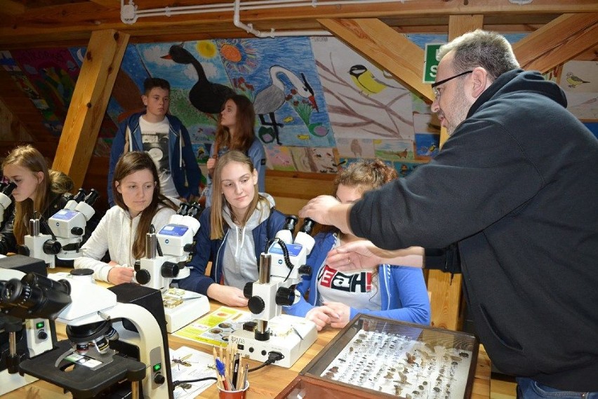 Grodziscy licealiści na zajęciach w Centrum Edukacji Leśnej w Łysym Młynie w Biedrusku [ZDJĘCIA]
