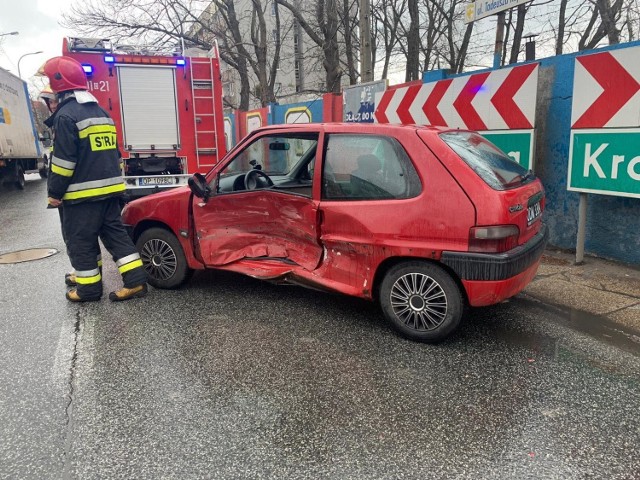 Jak wynika z pierwszych ustaleń funkcjonariuszy z Komendy Miejskiej Policji w Opolu kierowca dostawczego peugeota, wymusił pierwszeństwo przejazdu na citroenie.