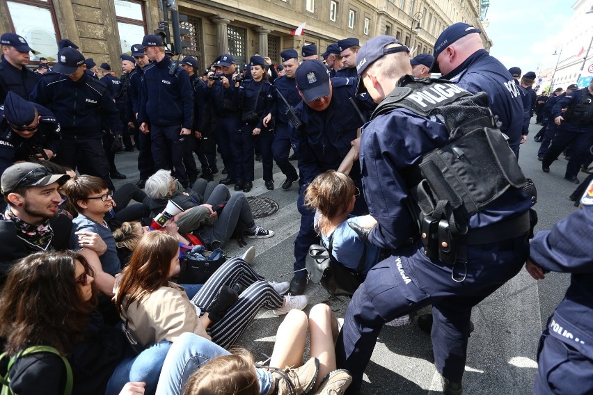 Marsz Suwerenności 2019, Warszawa. W antyunijnej...