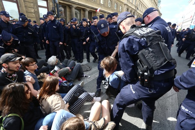 Marsz Suwerenności 2019, Warszawa. W antyunijnej manifestacji bierze udział tysiące osób