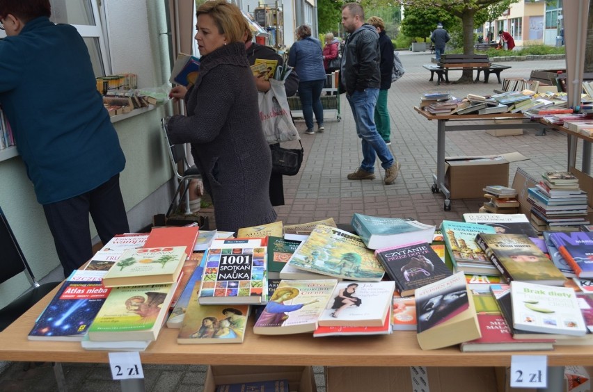 Trwa kiermasz książek przy bibliotece na Skarbku. ZDJĘCIA