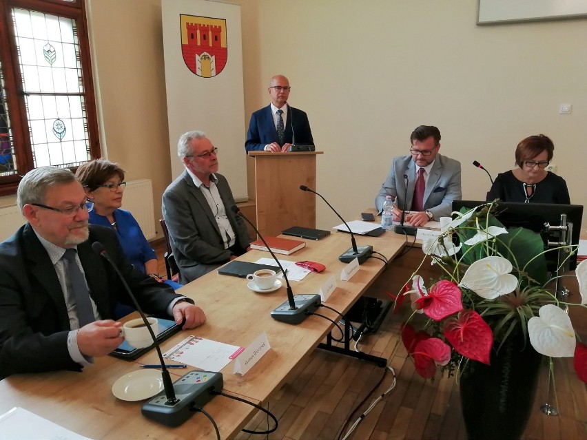Burmistrz Chodzieży Jacek Gursz mówił na sesji Rady Miejskiej: Jesteśmy okradani!