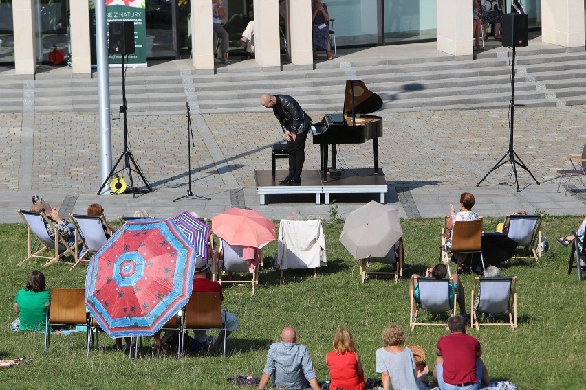 Muzycy grają "w plenerze" regularnie. Pikniki chopinowskie...