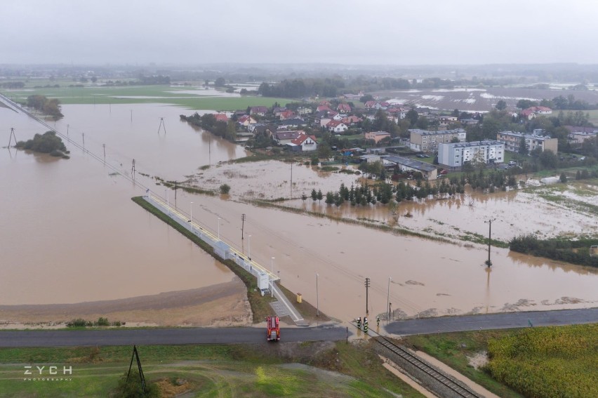 Powódź Opolskie. Zalane drogi wojewódzkie i lokalne. Zamknięta trasa kolejowa