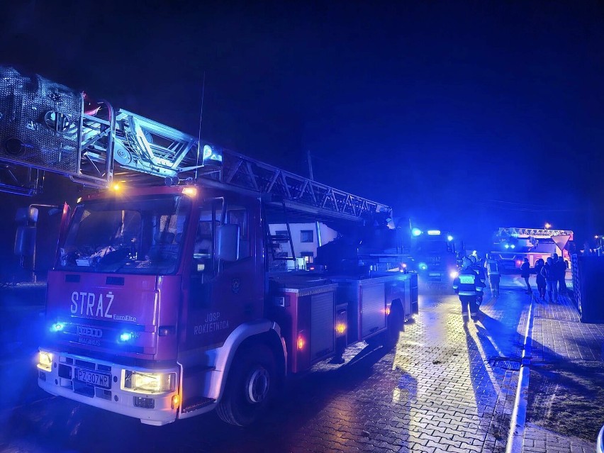 Pożar w zabytkowym dworku w Sękowie, gmina Duszniki. Jedna osoba poszkodowana trafiła do szpitala