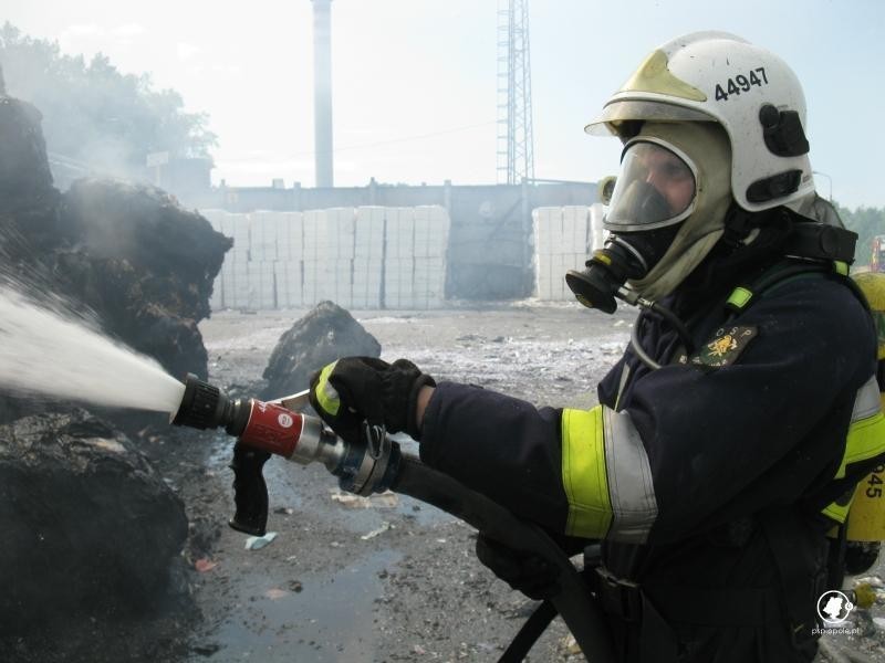 Ogromny pożar w zakładach papierniczych w Krapkowicach [ZDJĘCIA]