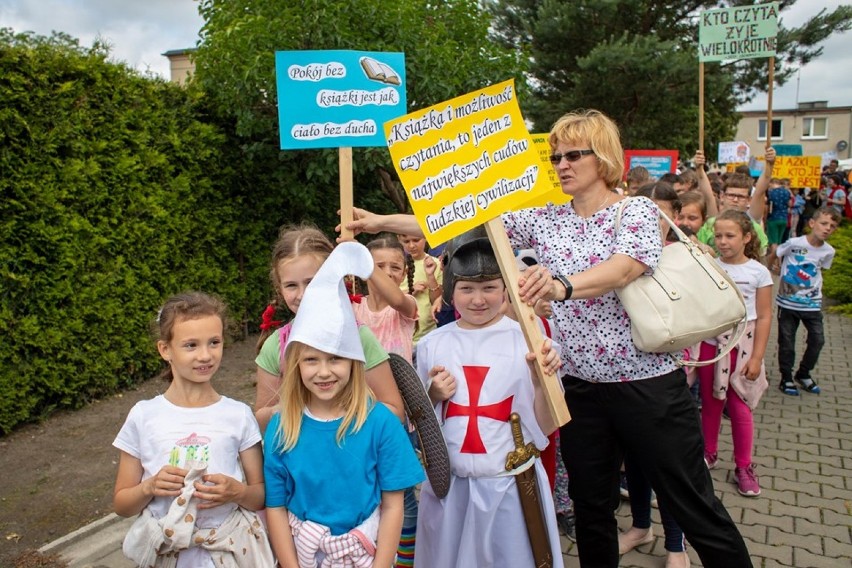 Marsz czytelniczy uczniów Szkoły Podstawowej w Lwówku