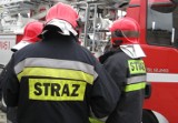Pożar budynku mieszkalnego w Gościcinie. W akcji gaśniczej bierze udział osiem zastępów straży pożarnej